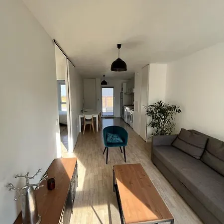 Modern And Bright Near Paris Appartement