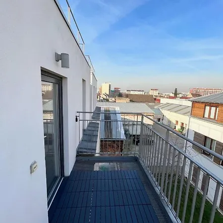 Modern And Bright Near Paris Appartement
