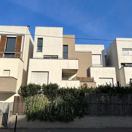 Modern And Bright Near Paris